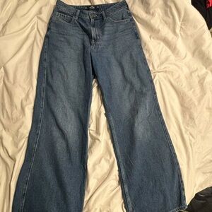 Hollister Ultra-High Rise Medium Dark Wash Baggy Jean
